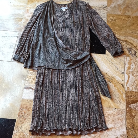 Mother of the Bride/modest V-neck pleated evening - Picture 3 of 8